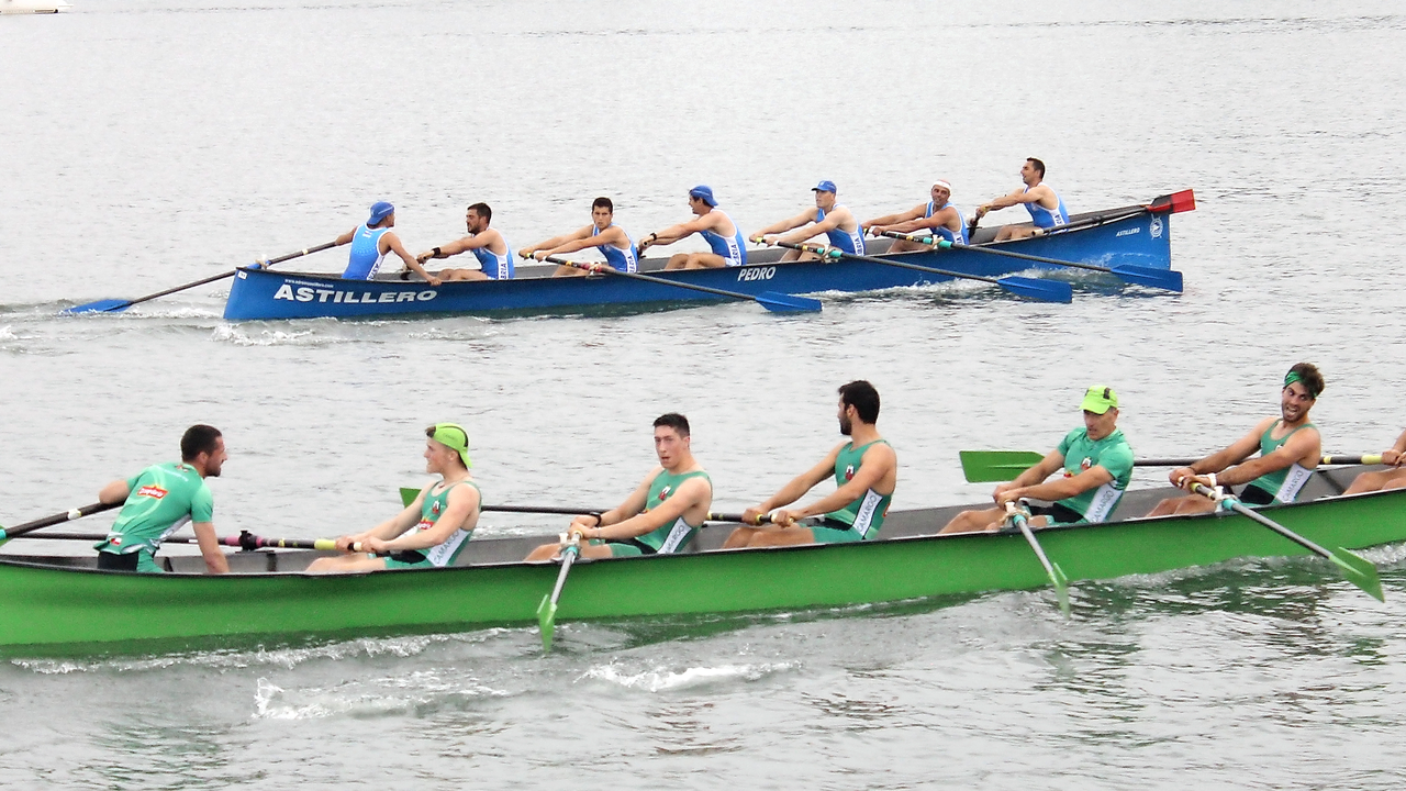 Las trainerillas de Camargo y Astillero, en plena regata.