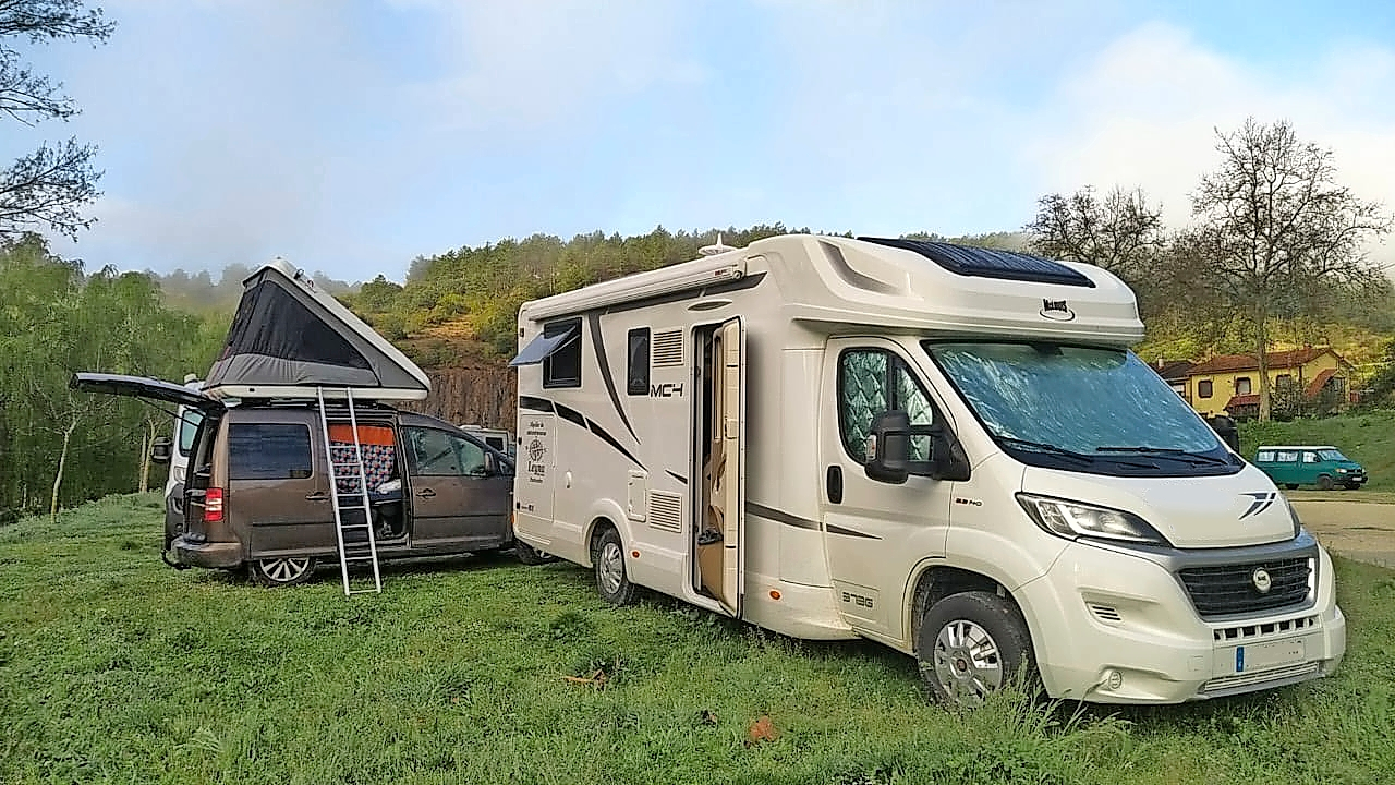 Autocaravanas acampando en una zona rural. / alerta