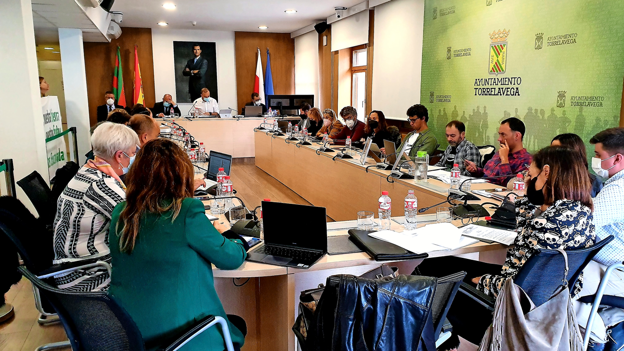 Todos los concejales durante el Pleno celebrado ayer en el Ayuntamiento de Torrelavega. / ALERTA