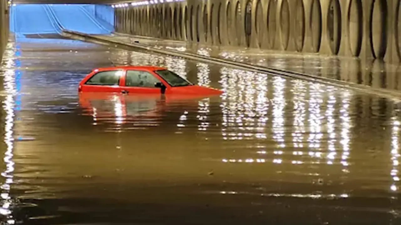 T&uacute;nel inundado en Valencia.Polic&iacute;a localTWITTER