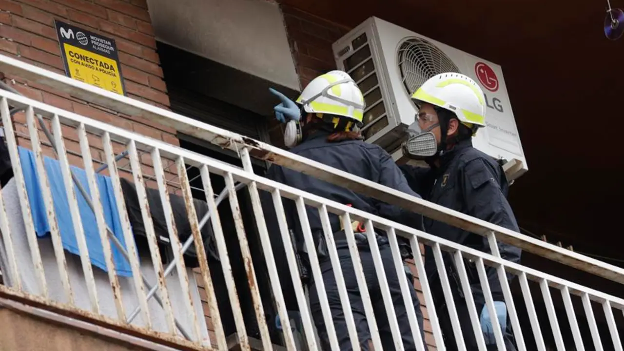 Tres personas han fallecido y una cuarta ha quedado en estado cr&iacute;tico al incendiarse una vivienda esta madrugada en la localidad de Santa Coloma de Gramenet (Barcelona), en el que tambi&eacute;n han resultado heridas de diversa consideraci&oacute;n otras cuatro personas.En la imagen agentes de los Mossos d'Esquadra realizan su trabajo en el edificio afectado.EFE/Quique Garc&iacute;a