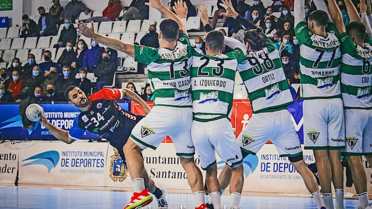 Acci&oacute;n de ataque del Sinf&iacute;n sobre la defensa de Anaitasuna. / DIEGO G&Oacute;MEZ