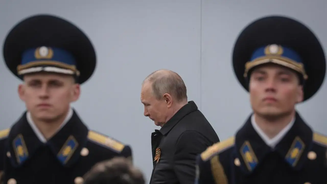 El presidente ruso Vladimir Putin entra en la Plaza Roja para asistir al desfile militar del D&iacute;a de la Victoria en Mosc&uacute;, Rusia, 09 de mayo de 2022. Rusia celebra el D&iacute;a de la Victoria, la rendici&oacute;n incondicional de la Alemania nazi en la Segunda Guerra Mundial, con el desfile anual en la Plaza Roja de Mosc&uacute; el 09 de mayo, tras m&aacute;s de dos meses de ataques a Ucrania. (Atentado, Alemania, Rusia, Ucrania, Mosc&uacute;) EFE/EPA/MAXIM SHIPENKOV