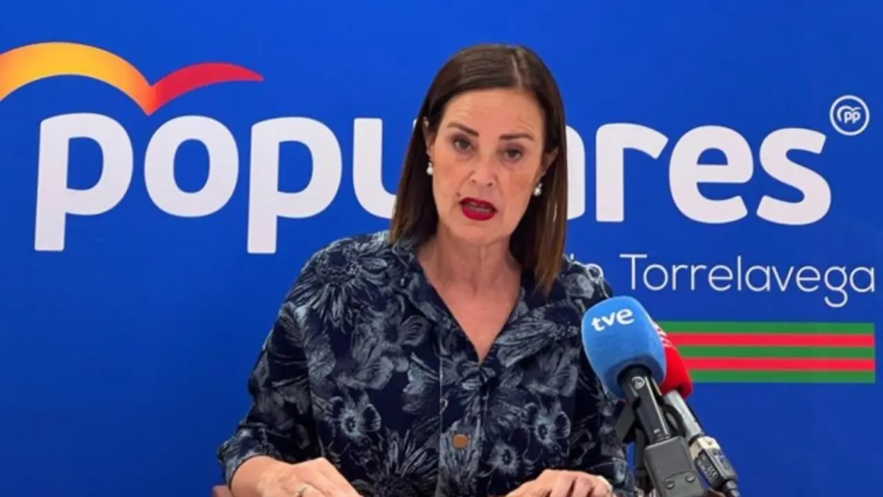 La portavoz municipal del PP, Marta Fern&aacute;ndez Teijeiro durante la rueda de prensa. / ALERTA