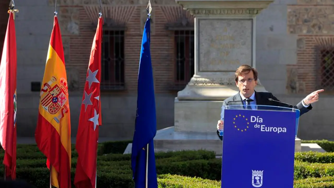 El alcalde de Madrid, Jos&eacute; Luis Mart&iacute;nez-Almeida durante el acto conmemorativo que con motivo del D&iacute;a de Europa se celebra este lunes en la Plaza de la Villa. EFE/Zipi