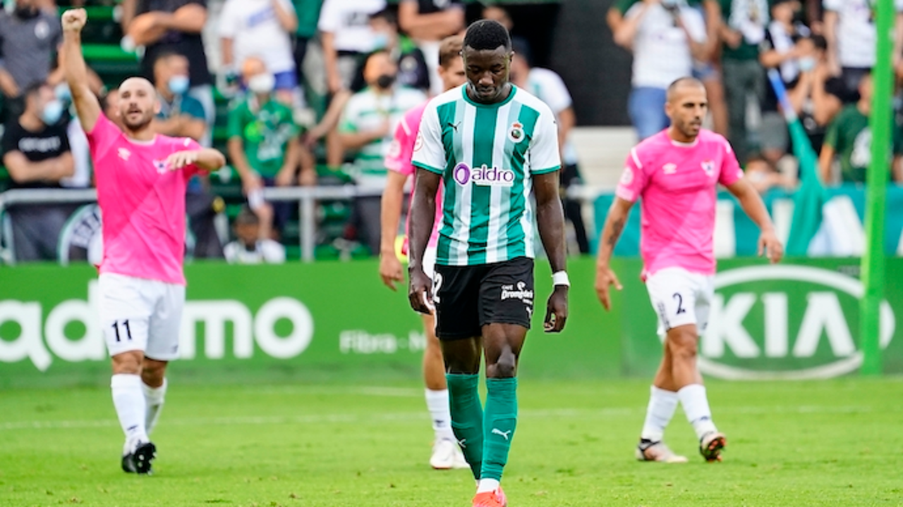 Soko, caminando pensativo sobre el terreno de juego. / ALERTA