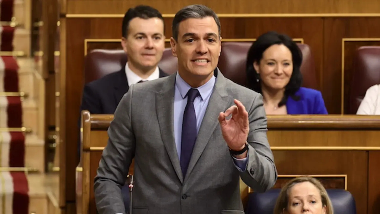 El presidente del Gobierno, Pedro S&aacute;nchez, interviene en una sesi&oacute;n de control, en el Congreso de los Diputados, a 11 de mayo de 2022, en Madrid (Espa&ntilde;a). El pleno est&aacute; marcado por las preguntas de la oposici&oacute;n al Ejecutivo central tras la destituci&oacute;n de la directora del CNI, Paz Esteban, como consecuencia del 'caso Pegasus' y tras 39 a&ntilde;os de trabajo en los servicios de inteligencia. Asimismo. Eduardo Parra / Europa Press