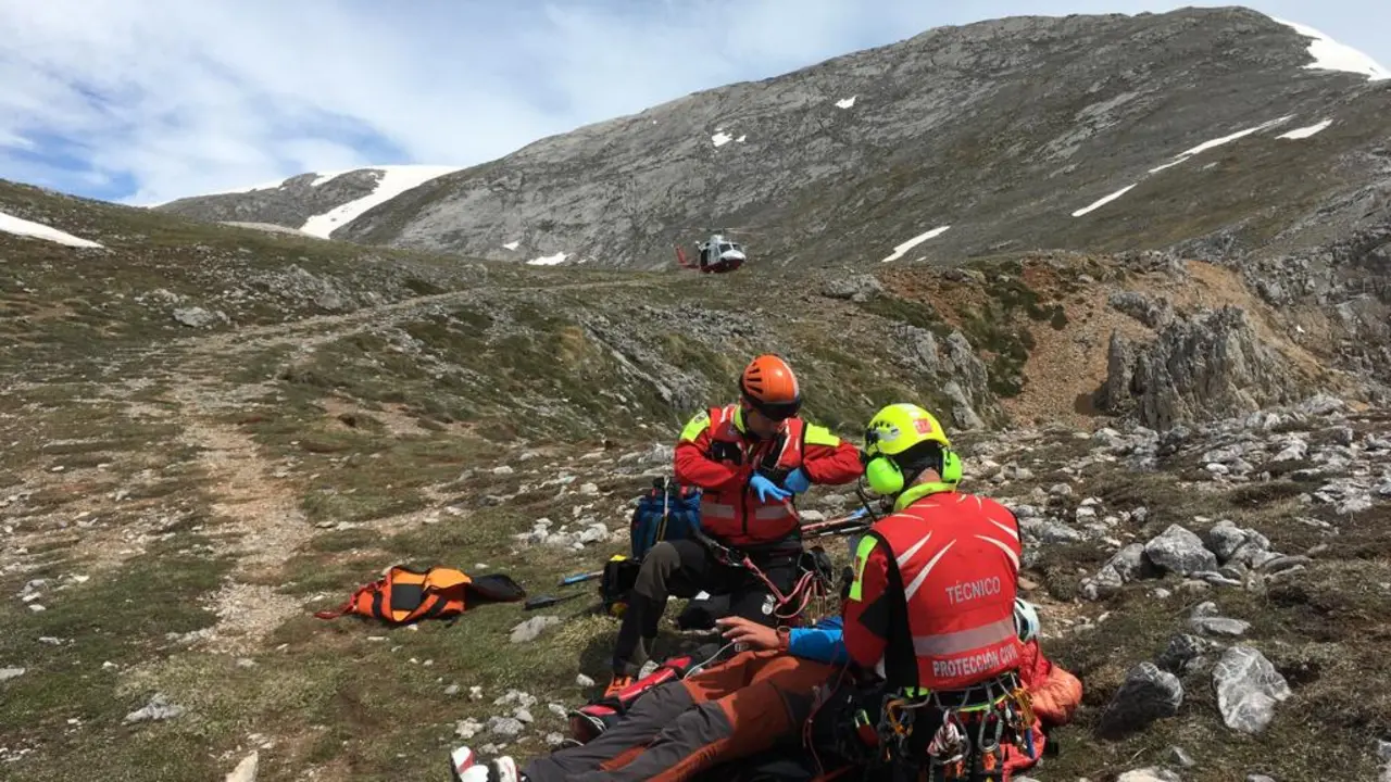 Evac&uacute;an en helic&oacute;ptero a siete senderistas y un perro en la canal Vega de Pas