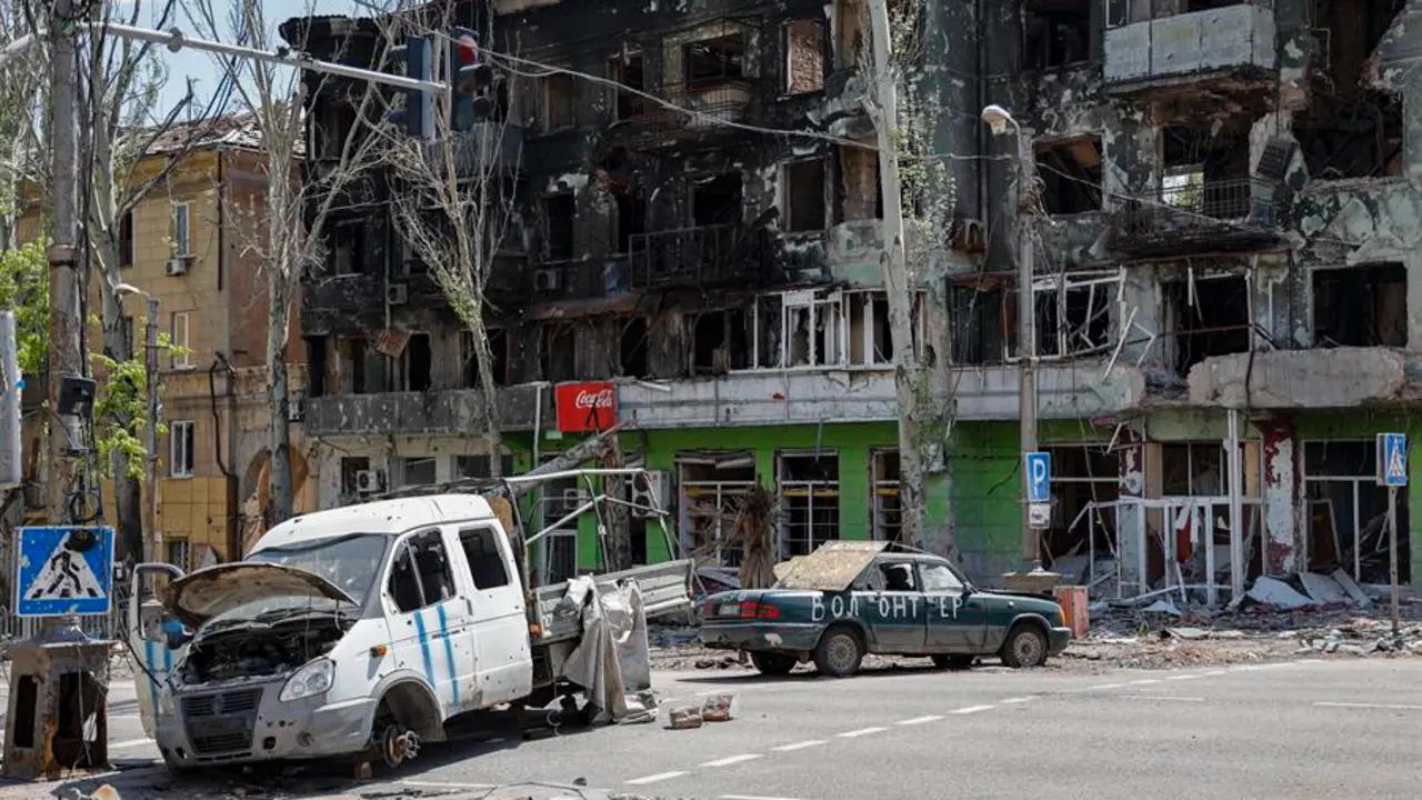 Coches y casas destruidas en la ciudad ucraniana de Mariupol. EFE/EPA/ALESSANDRO GUERRA