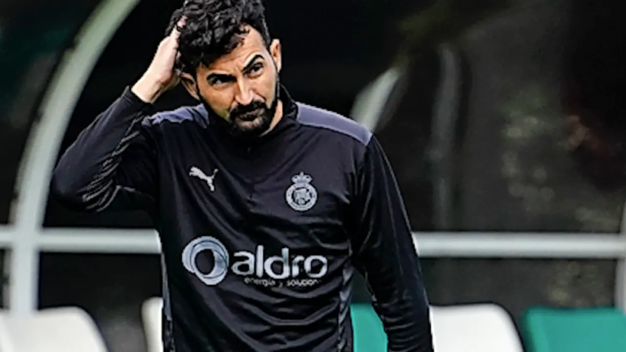 Guillermo Fern&aacute;ndez Romo, junto al director deportivo, tendr&aacute; que tomar decisiones. / ALERTA