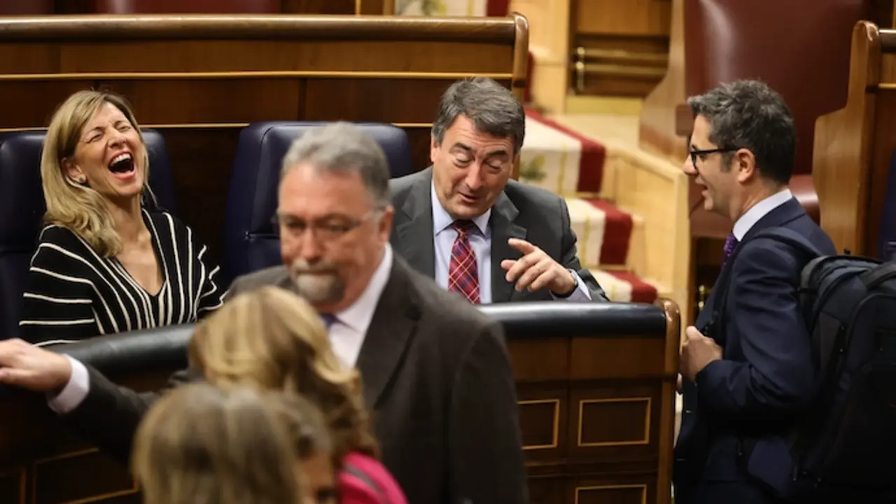 (I-D) La vicepresidenta segunda y ministra de Trabajo y Econom&iacute;a Social, Yolanda D&iacute;az; el portavoz del PNV en el Congreso de los Diputados, Aitor Esteban; y el ministro de Presidencia, Relaciones con las Cortes y Memoria Democr&aacute;tica, F&eacute;lix Bola&ntilde;os, conversan en una sesi&oacute;n de control, en el Congreso de los Diputados, a 11 de mayo de 2022, en Madrid (Espa&ntilde;a). El pleno est&aacute; marcado por las preguntas de la oposici&oacute;n al Ejecutivo central tras la destituci&oacute;n de la directora del CNI, Paz Esteban, como consecuencia del 'caso Pegasus' y tras 39 a&ntilde;os de trabajo en los servicios de inteligencia. Asimismo, en la sesi&oacute;n destacan las interpelaciones "sobre las medidas que va a adoptar este Ministerio para garantizar la igualdad entre los espa&ntilde;oles" y sobre la situaci&oacute;n energ&eacute;tica en Espa&ntilde;a.
11 MAYO 2022;CONGRESO;SESION;POLEMICA;DESTITUCION
Eduardo Parra / Europa Press
11/5/2022