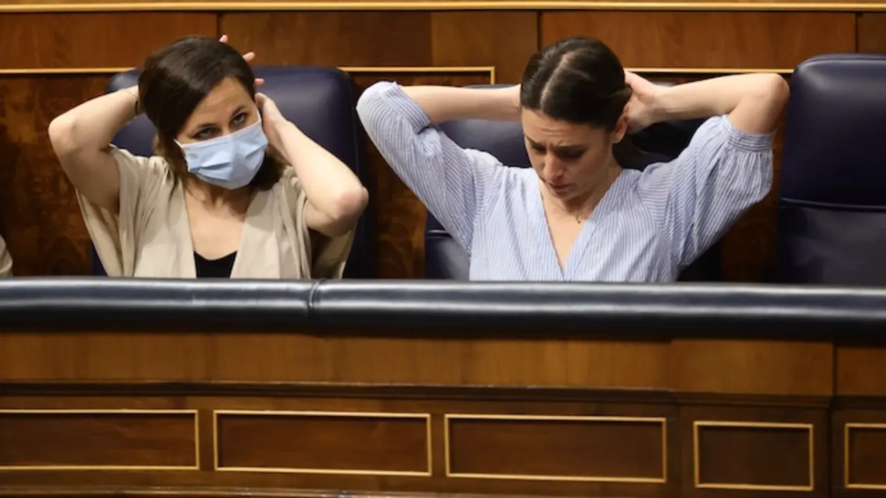 La ministra de Derechos Sociales y Agenda 2030, Ione Belarra (i), y la ministra de Igualdad, Irene Montero, en una sesi&oacute;n de control, en el Congreso de los Diputados, a 11 de mayo de 2022, en Madrid (Espa&ntilde;a). El pleno est&aacute; marcado por las preguntas de la oposici&oacute;n al Ejecutivo central tras la destituci&oacute;n de la directora del CNI, Paz Esteban, como consecuencia del 'caso Pegasus' y tras 39 a&ntilde;os de trabajo en los servicios de inteligencia. Asimismo, en la sesi&oacute;n destacan las interpelaciones "sobre las medidas que va a adoptar este Ministerio para garantizar la igualdad entre los espa&ntilde;oles" y sobre la situaci&oacute;n energ&eacute;tica en Espa&ntilde;a.
11 MAYO 2022;CONGRESO;SESION;POLEMICA;DESTITUCION
Eduardo Parra / Europa Press
11/5/2022