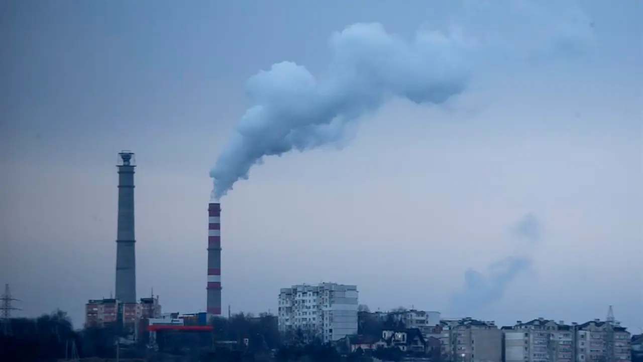 Una central el&eacute;ctrica fue fotografiada al amanecer en Chisinau, Moldavia, 04 de diciembre de 2021. Tras la crisis de gas de Moldavia en octubre, el 29 de noviembre de 2021, Gazprom y MoldovaGaz prorrogaron su antiguo contrato de suministro de gas, pero Moldavia obtiene un aumento significativo del precio, fijado en el acuerdo en casi 400 euros por mil metros c&uacute;bicos. A partir del 1 de noviembre de 2021, los ciudadanos pagar&aacute;n 11,08 Lei RM por un metro c&uacute;bico de gas (unos 55 c&eacute;ntimos de euro frente a los 21 c&eacute;ntimos que pagaban antes), lo que se traduce en un aumento repentino de los precios del calor t&eacute;rmico, la electricidad y todas las categor&iacute;as de productos. (Moldavia, Estados Unidos) EFE/EPA/DUMITRU DORU