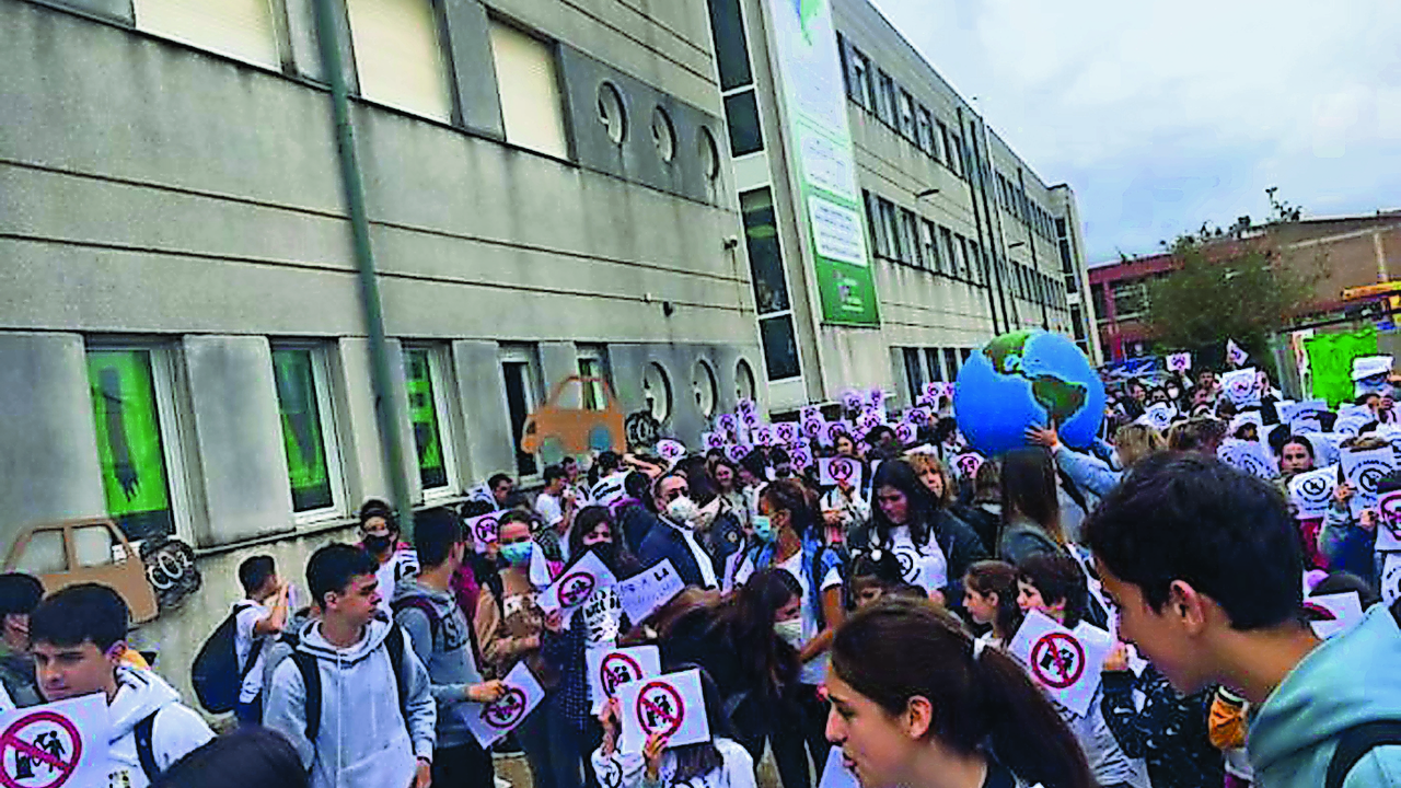 Padres, profesores y alumnos durante la protesta contra la instalaci&oacute;n de la gasolinera.
