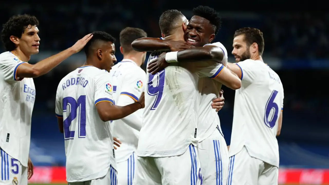 Karim Benzema recibe el abrazo de Vinicius tras la consecuci&oacute;n de un gol.
AFP7 V&Iacute;A EUROPA PRESS (EUROPA PRESS)