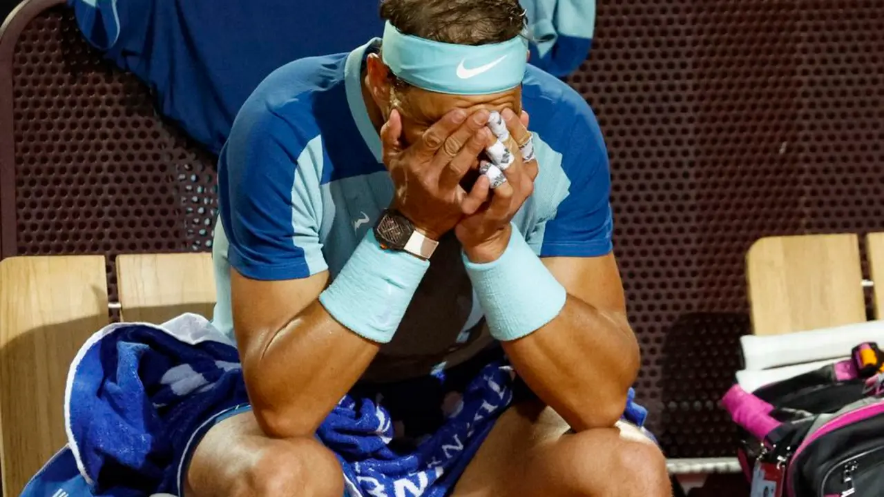 Nadal se lamenta durante el partido contra Shapovalov, este jueves en Roma.
FABIO FRUSTACI (EFE)