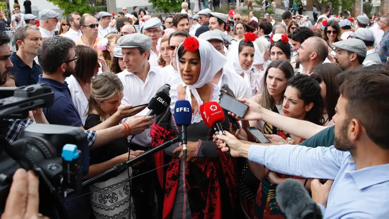 La vicealcaldesa de Madrid, Bego&ntilde;a Villac&iacute;s, atiende a los medios mientras visita la Pradera de San Isidro durante las celebraciones por la festividad del patr&oacute;n de Madrid, este domingo, en la capital espa&ntilde;ola. EFE/ Javier L&oacute;pez