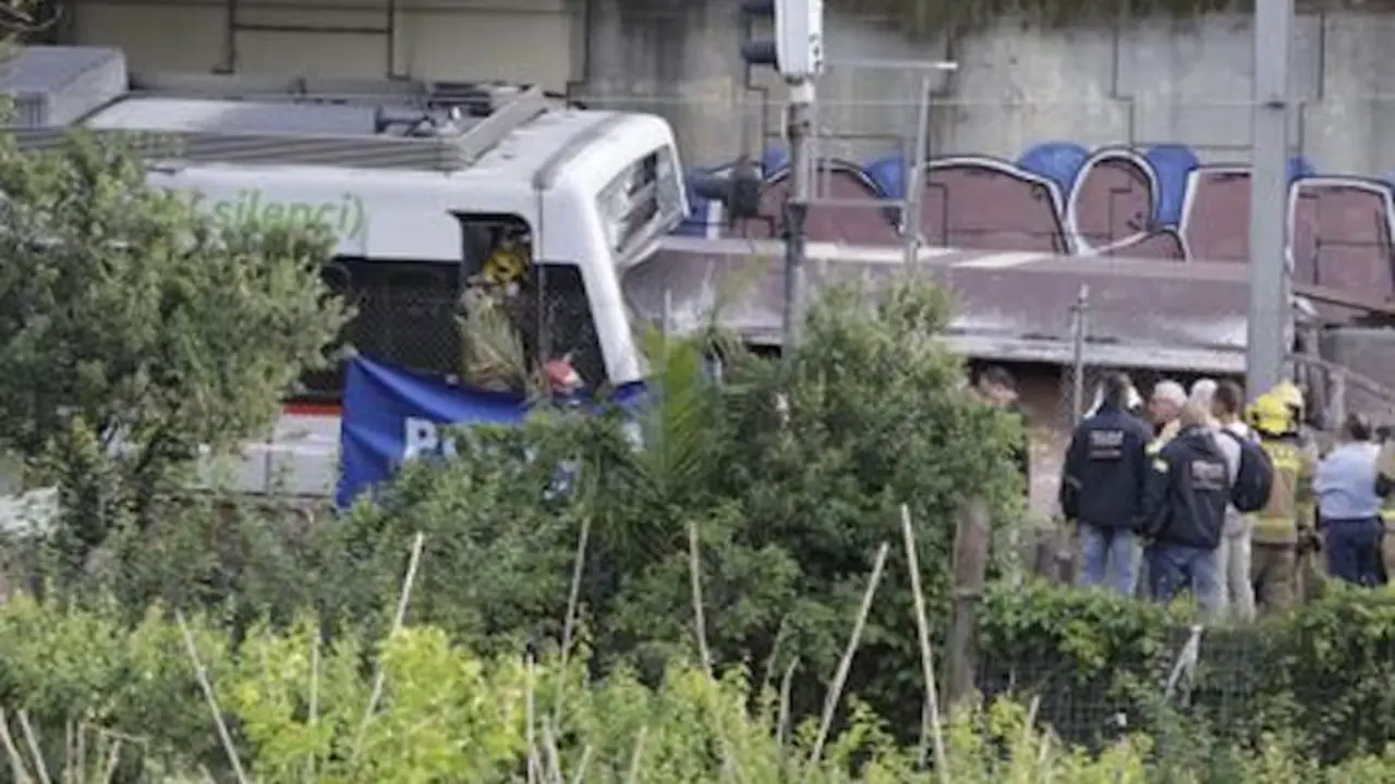 Los servicios de emergencia en el tren siniestrado.JOAN MATEU PARA | AP