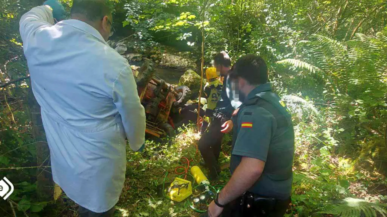Efectivos de la Guardia Civil durante el rescate. / 112 ASTURIAS