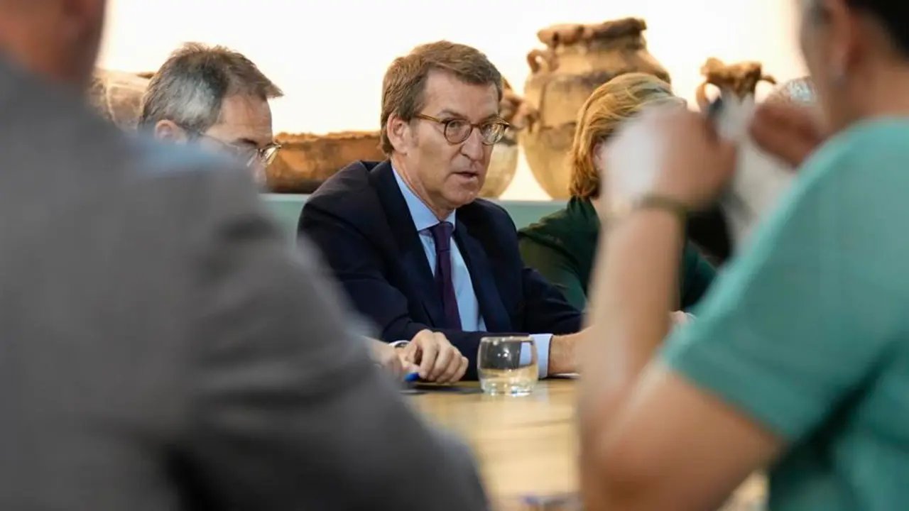 El presidente del Partido Popular Alberto N&uacute;&ntilde;ez Feij&oacute;o (c) durante su encuentro con empresarios de Ceuta este martes. EFE/Partido Popular/Tarek SOLO USO EDITORIAL/SOLO DISPONIBLE PARA ILUSTRAR LA NOTICIA QUE ACOMPA&Ntilde;A (CR&Eacute;DITO OBLIGATORIO)
