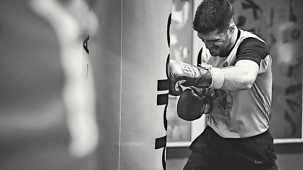 Jon M&iuml;guez, preparando su combate del viernes.