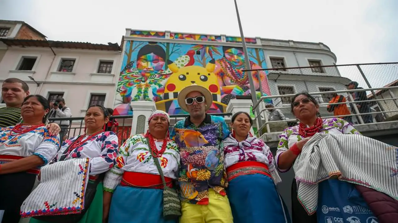 El artista espa&ntilde;ol Okuda San Miguel (c), participa hoy en la inauguraci&oacute;n de un mural que pint&oacute; en Quito (Ecuador), Un mural del artista espa&ntilde;ol Okuda San Miguel atrae desde este lunes todas las miradas a quienes transitan por uno de los principales bulevares del centro hist&oacute;rico de Quito, donde se encuentran con una explosi&oacute;n de color que marca el inicio de una ruta de arte urbano en la capital de Ecuador. EFE/Jos&eacute; J&aacute;come
