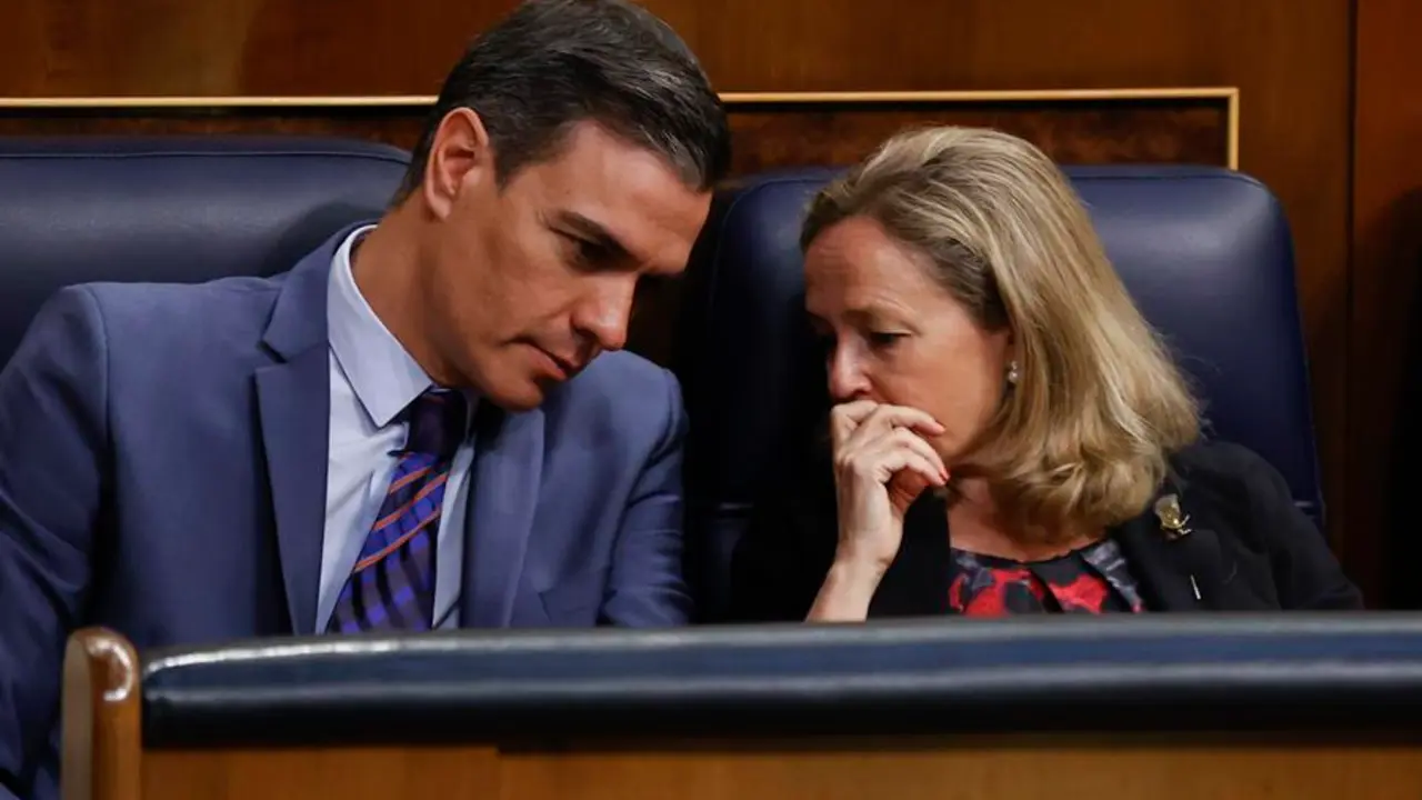 La vicepresidenta Primera del Gobierno, Nadia Calvi&ntilde;o, y el presidente del Gobierno, Pedro S&aacute;nchez, la sesi&oacute;n de control al Gobierno celebrada este mi&eacute;rcoles en el Congreso. EFE/Juan Carlos Hidalgo