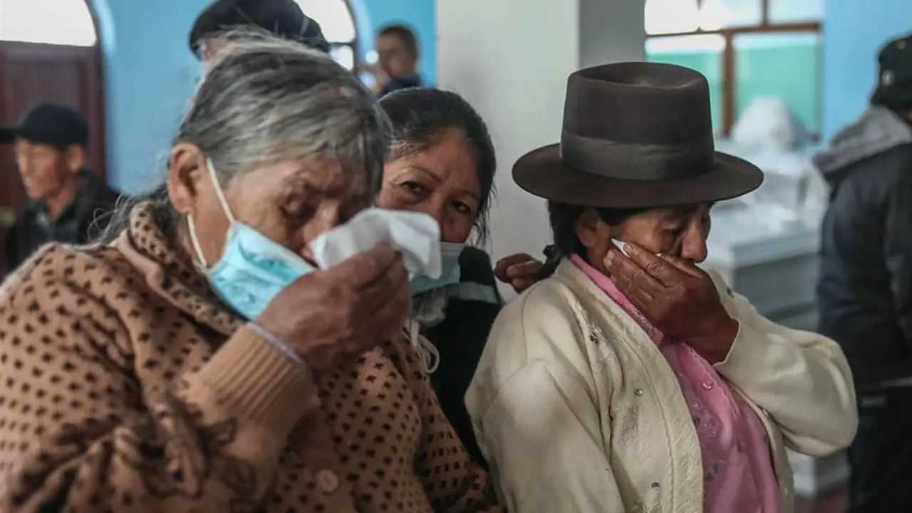 Dolores Quispe de Valdi&oacute;n (i) y Marcia Valdi&oacute;n Quispe (d) observan los restos de su pariente Seferino Vadi&oacute;n Palacio, v&iacute;ctima de la masacre de Accomarca, hoy, durante la entrega de los restos a los familiares de las v&iacute;ctimas en la municipalidad de Accomarca, en Ayacuhco (Per&uacute;). Los restos exhumados y prendas de vestir que han sido identificadas por la Fiscal&iacute;a ser&aacute;n entregados a los pobladores de Accomarca, cuyo nombre qued&oacute; marcado en el pa&iacute;s por la masacre de 1985, por el que la Justicia conden&oacute; en 2016 a penas de entre 10 y 25 a&ntilde;os de c&aacute;rcel a diez militares. EFE/ Aldair Mej&iacute;a