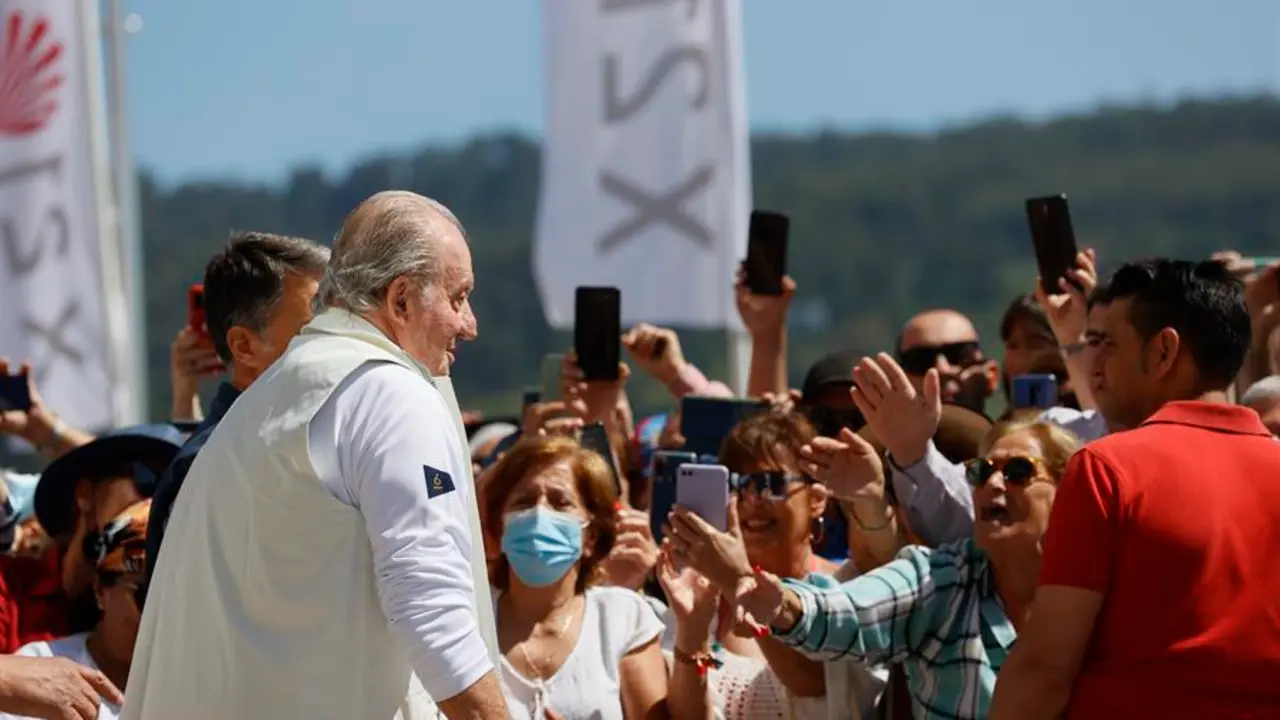 El rey em&eacute;rito Juan Carlos I a su llegada este viernes a las instalaciones del Real Club N&aacute;utico de Sanxenxo (RCNS), donde se espera que compita a bordo del "Brib&oacute;n" en el trofeo InterR&iacute;as de la clase 6m. EFE/Lavandeira Jr.
