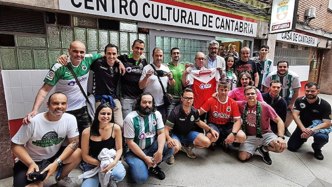 Inaugurada la pe&ntilde;a racinguista &lsquo;Txirimiri&rsquo; de Barakaldo | Ayer celebr&oacute; su fiesta oficial de inauguraci&oacute;n la primera pe&ntilde;a racinguista con sede en el Pa&iacute;s Vasco. En concreto, se trata de la pe&ntilde;a Txirimiri, que tiene su sede en Barakaldo. Ayer celebr&oacute; un sencillo acto en el Centro Cultural de Cantabria de la localidad vizca&iacute;na, a donde acudi&oacute; V&iacute;ctor Diego. En la misma, el responsable de relaciones insititucionales del club y exjugador del equipo, destac&oacute; la &laquo;gran labor de racinguismo&raquo; de todos esos seguidores con ra&iacute;ces verdiblancas y de Natalia Serrano, que es la presidenta. Incluso el coro de la Casa de Cantabria enton&oacute; la &lsquo;Fuente de Cacho&rsquo; para poner el broche a la inauguraci&oacute;n de esta nueva pe&ntilde;a que ya cuenta con ciento cincuenta socios.