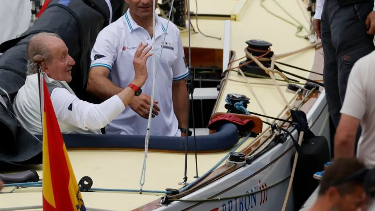 El rey em&eacute;rito Juan Carlos I (i) a bordo del "Brib&oacute;n" para competir en el trofeo InterR&iacute;as de la clase 6m, este s&aacute;bado en el Real Club N&aacute;utico de Sanxenxo (RCNS). La salida de la segunda jornada de regatas del Trofeo Viajes InterR&iacute;as, en el que participa el rey em&eacute;rito con su barco "Bribon 500", ha quedado aplazada este s&aacute;bado de manera indefinida como consecuencia de las condiciones meteorol&oacute;gicas, ha informado el Real Club N&aacute;utico de Sanxenxo. EFE/Lavandeira Jr.