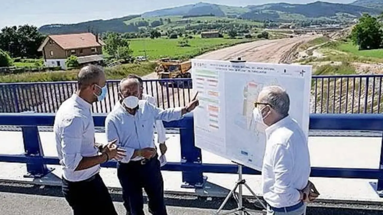 El alcalde, Estrada y Marcano durante uno de sus anuncios propagand&iacute;stico en Las Escavadas. / ALERTA
