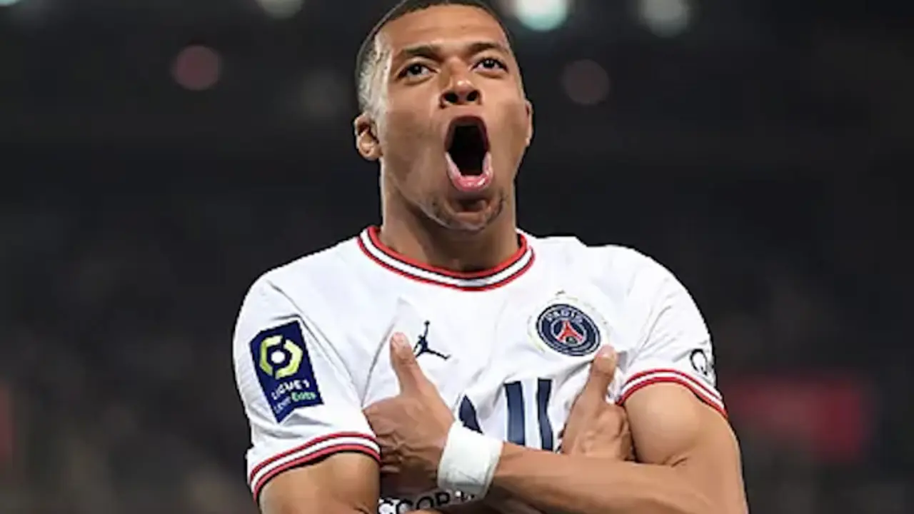 Mbapp&eacute; celebra un gol con el PSG.PATRICK HERTZOGAFP