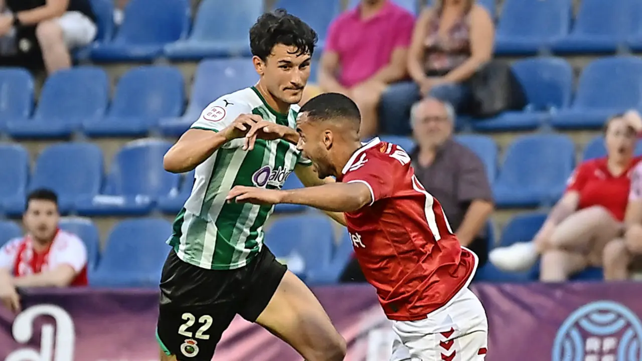 Juan Guti&eacute;rrez, frenando el avance de un atacante murcianista. / real murcia
