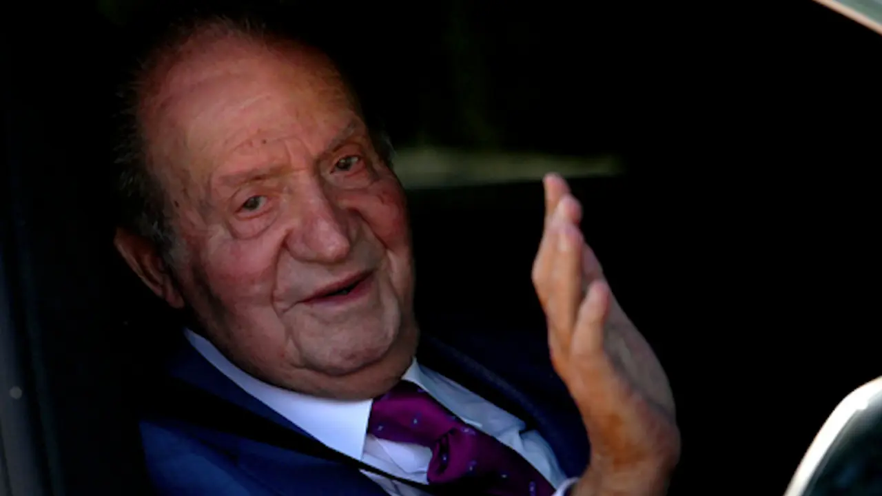 Juan Carlos I llega a la Zarzuela para verse con Felipe VI y su familia