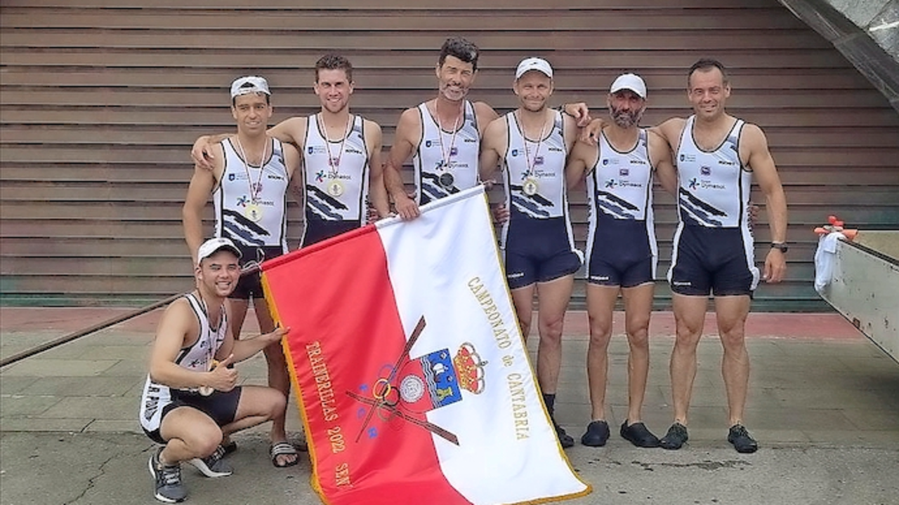 La tripulaci&oacute;n de Pedre&ntilde;a campeona de Cantabria, con la bandera y las medallas.