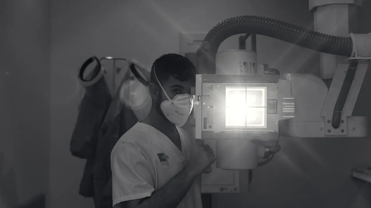 Un sanitario en el Hospital de Laredo.