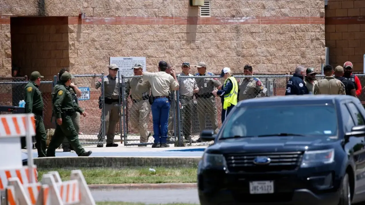 Mueren 14 ni&ntilde;os y un profesor en un tiroteo en una escuela primaria de Texas, seg&uacute;n el gobernador.