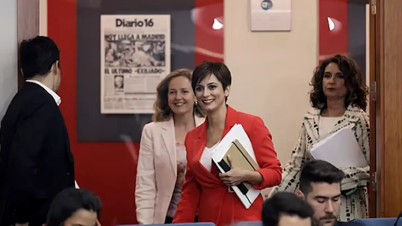 La ministra portavoz Rodr&iacute;guez, la vicepresidenta Calvi&ntilde;o y la ministra Montero.E. P.