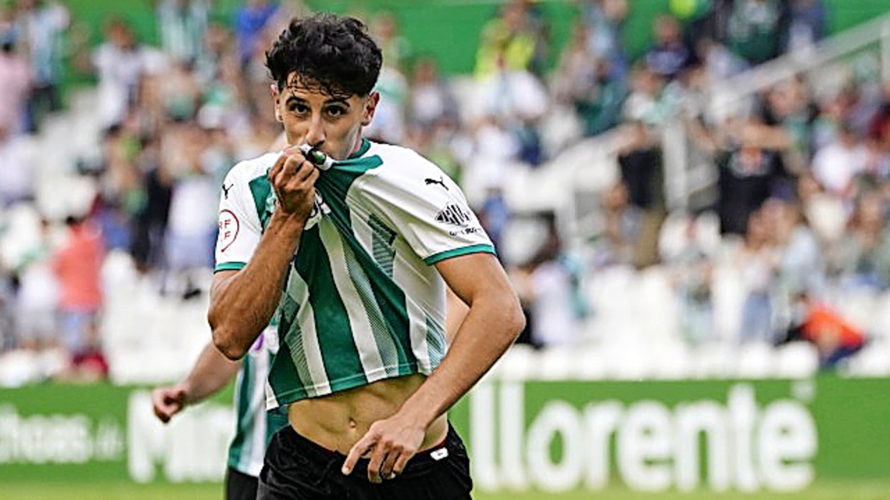 Marco Camus, besando el escudo del Racing. / RRC