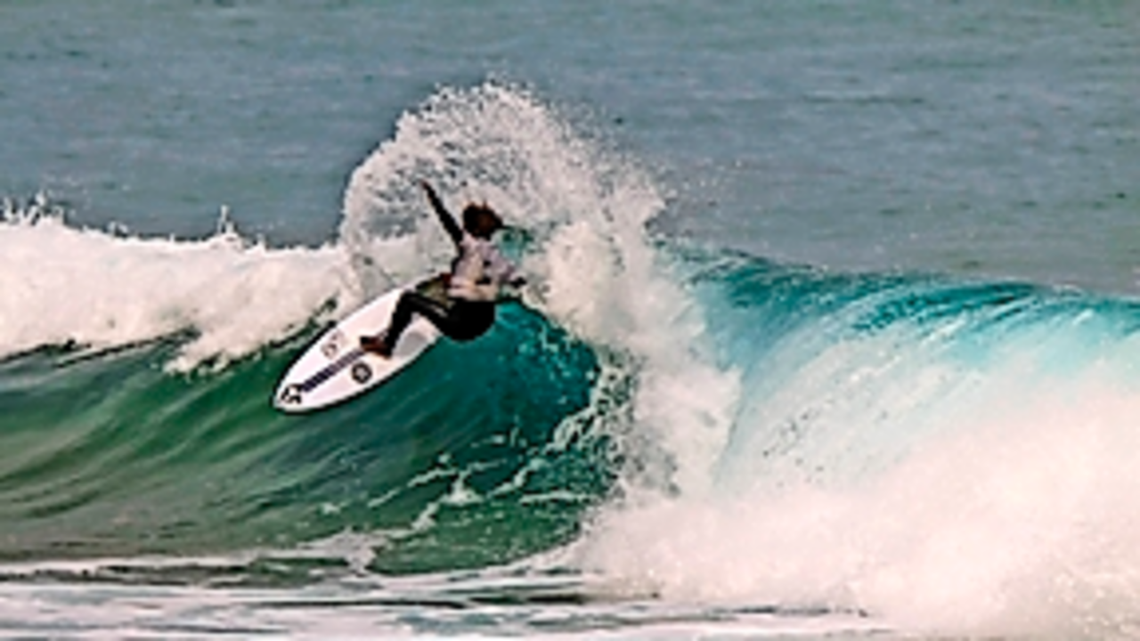 Un surfista &lsquo;cabalgando&lsquo; una ola durante el campeonato. / Alerta