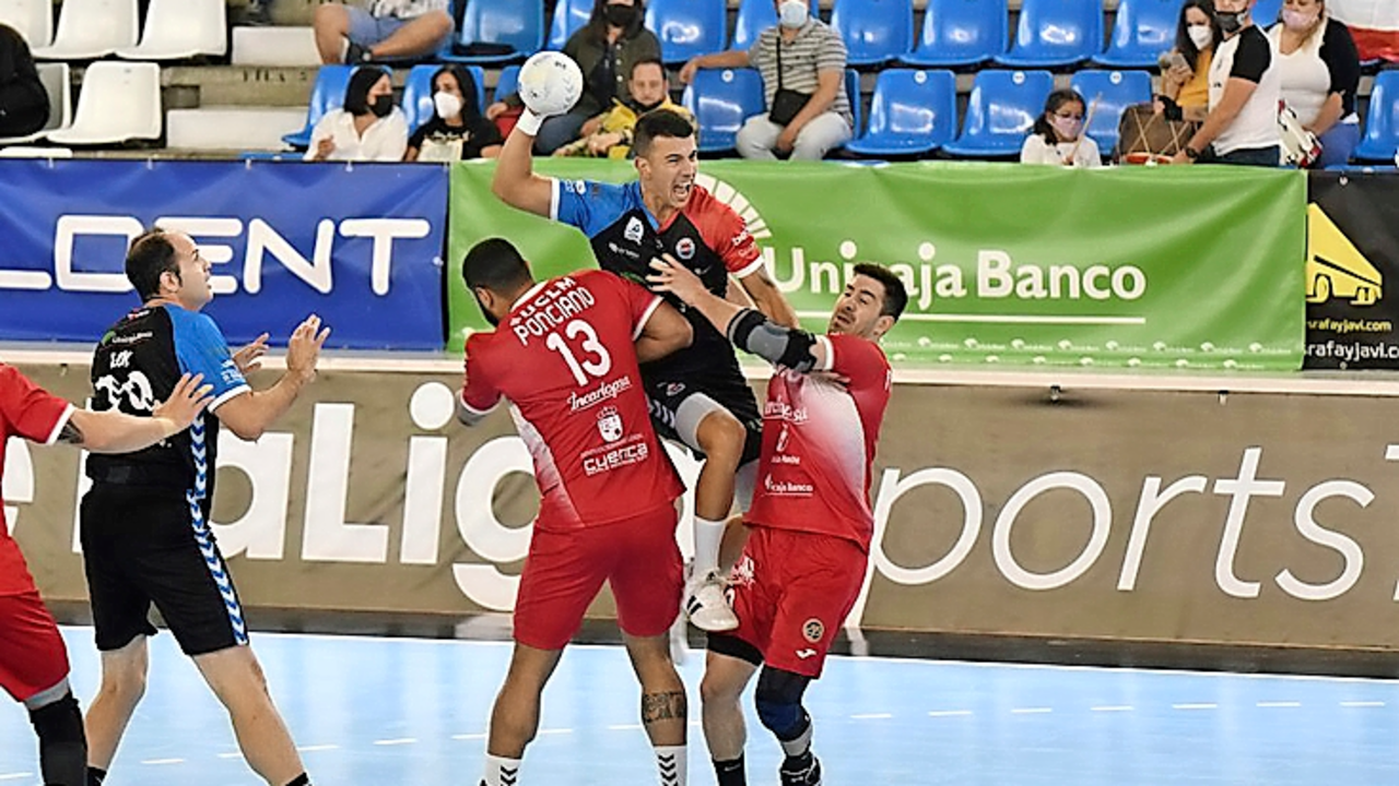 Alberto Pla, entre dos rivales. / BM. SINF&Iacute;N