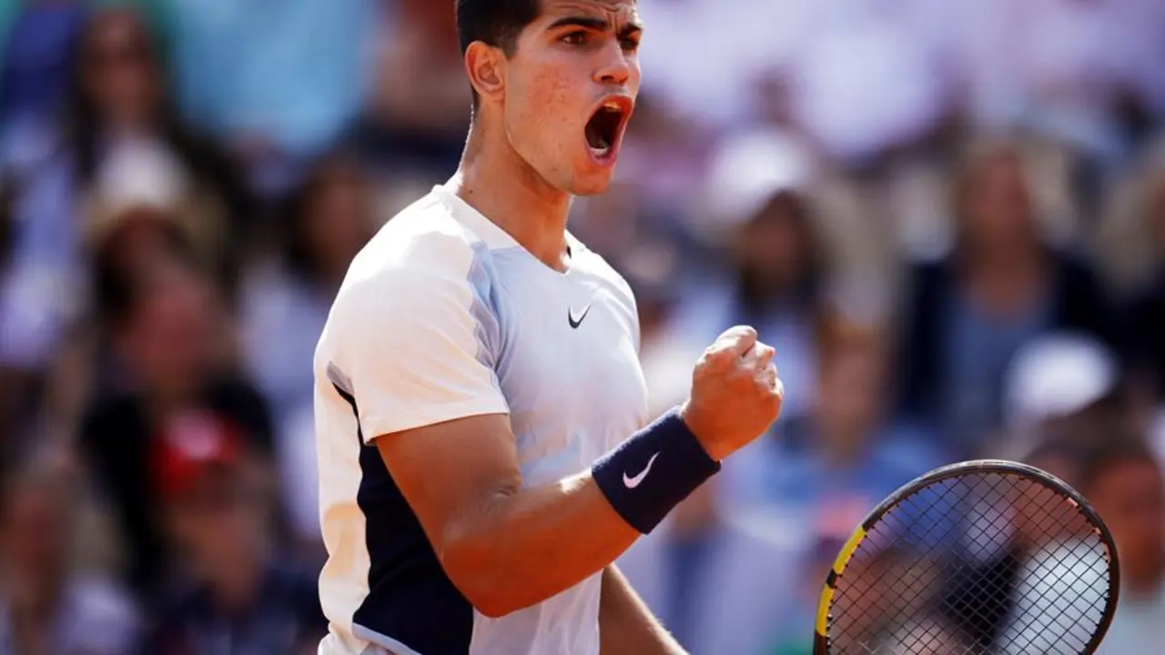 El tenista espa&ntilde;ol Carlos Alcaraz celebra un punto durante su partido frente a Albert Ramos-Vinolas en el torneo de Roland Garros en Par&iacute;s. EFE/YOAN VALAT