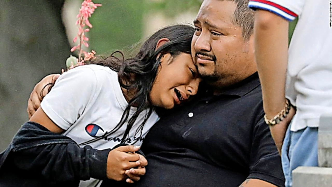 Varios ni&ntilde;os de diez a&ntilde;os y dos maestras hispanas son las primeras v&iacute;ctimas identificadas por las familias del tiroteo que tuvo lugar el martes en una escuela de Uvalde (Texas, EE.UU.) y que dej&oacute; 21 personas muertas, adem&aacute;s del propio atacante. La primera en ser identificada fue la maestra Eva Mireles, de 44 a&ntilde;os y que trabajaba como profesora de educaci&oacute;n especial en el colegio Robb Elementary, donde tuvo lugar el tiroteo.