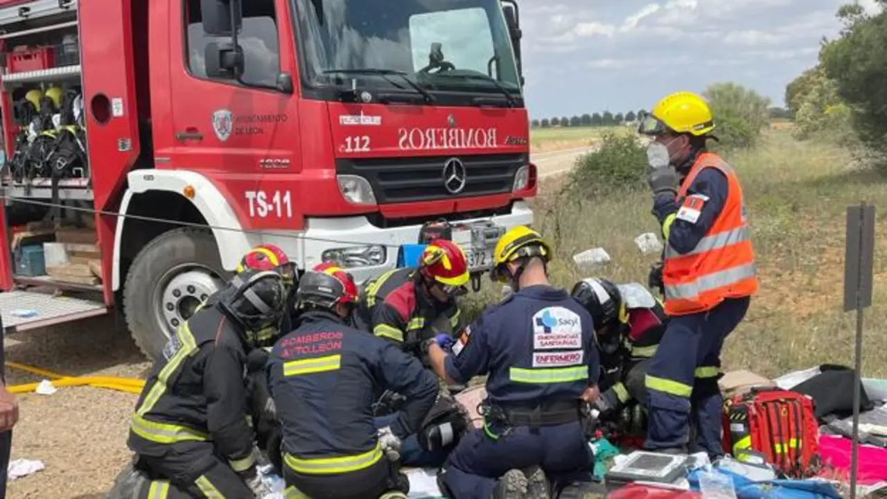 Imagen de archivo de Bomberos de Le&oacute;n trabajando en un accidente en la provincia. / BOMBEROS DE LE&Oacute;N
