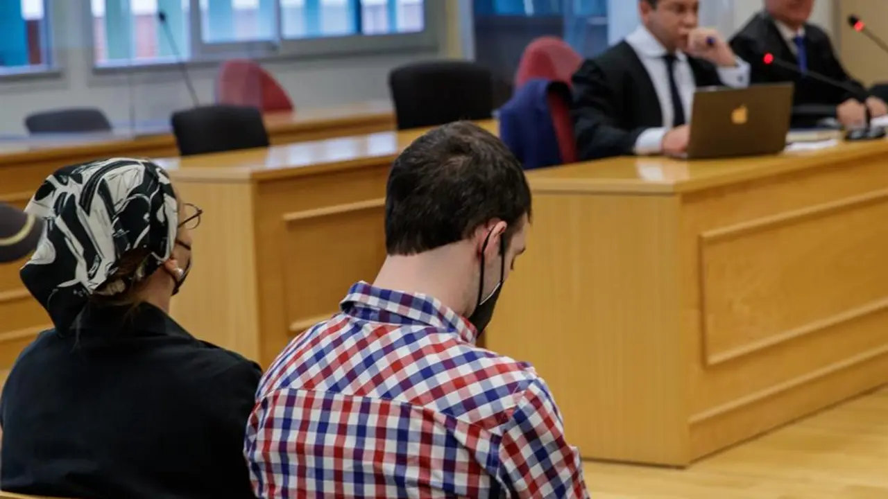 Francisco Javier Garc&iacute;a, el Cuco (d), y su madre, Rosal&iacute;a Garc&iacute;a, sentados en la sala del juzgado de lo penal 7 de Sevilla al comienzo del juicio, que se celebra desde hoy jueves, acusados de urdir un plan para enga&ntilde;ar al tribunal que juzgaba la muerte de la joven sevillana Marta del Castillo en enero de 2009 y se enfrentan a unas penas de entre ocho meses y dos a&ntilde;os de c&aacute;rcel. EFE/ Julio Mu&ntilde;oz