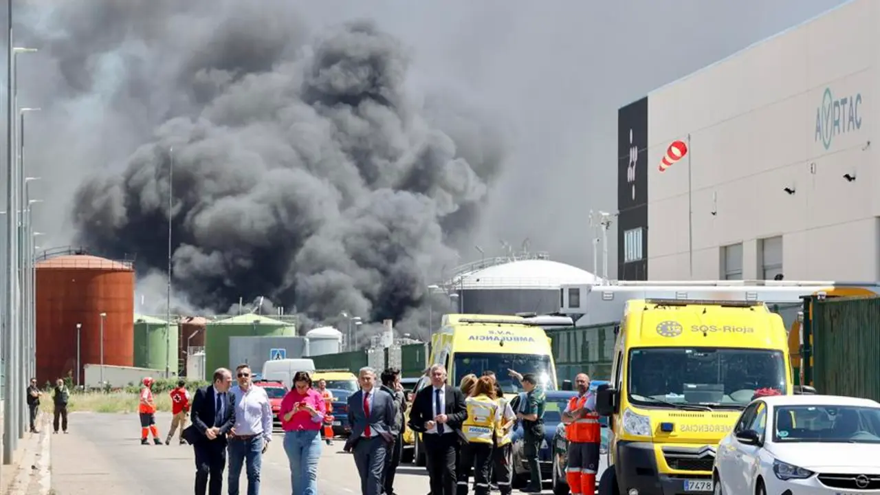 Dos personas han fallecido este jueves tras una explosi&oacute;n registrada en la planta de biodiesel de Calahorra, situada en el pol&iacute;gono Recuenco de esta localidad riojana. EFE/ Raquel Manzanares