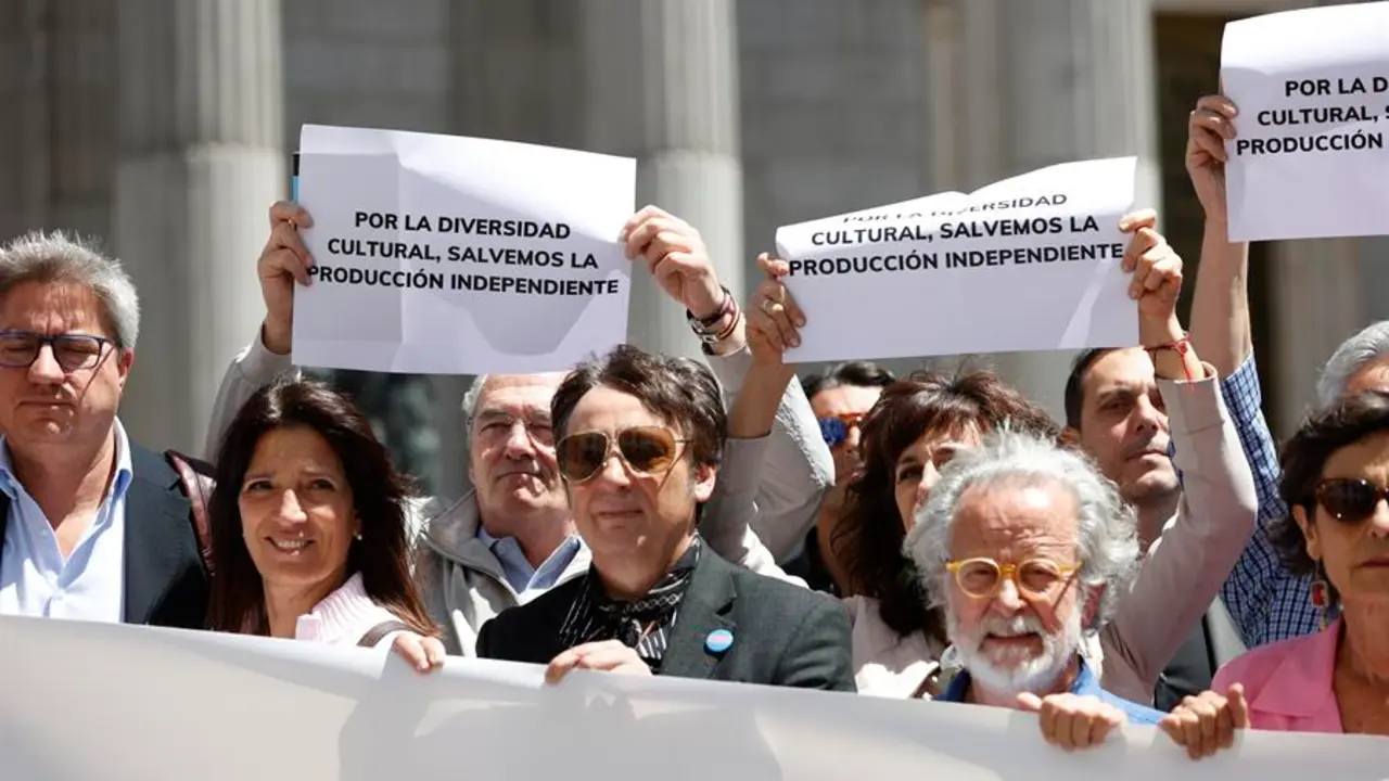 El cineasta Fernando Colomo (d) participa en la manifestaci&oacute;n convocada por las asociaciones de productores de cine y audiovisual, unidas y bajo el lema "salvemos la democracia, salvemos la producci&oacute;n independiente" contra la inminente aprobaci&oacute;n de la Ley General Audiovisual en el Ateneo de Madrid. EFE/ Javier Liz&oacute;n