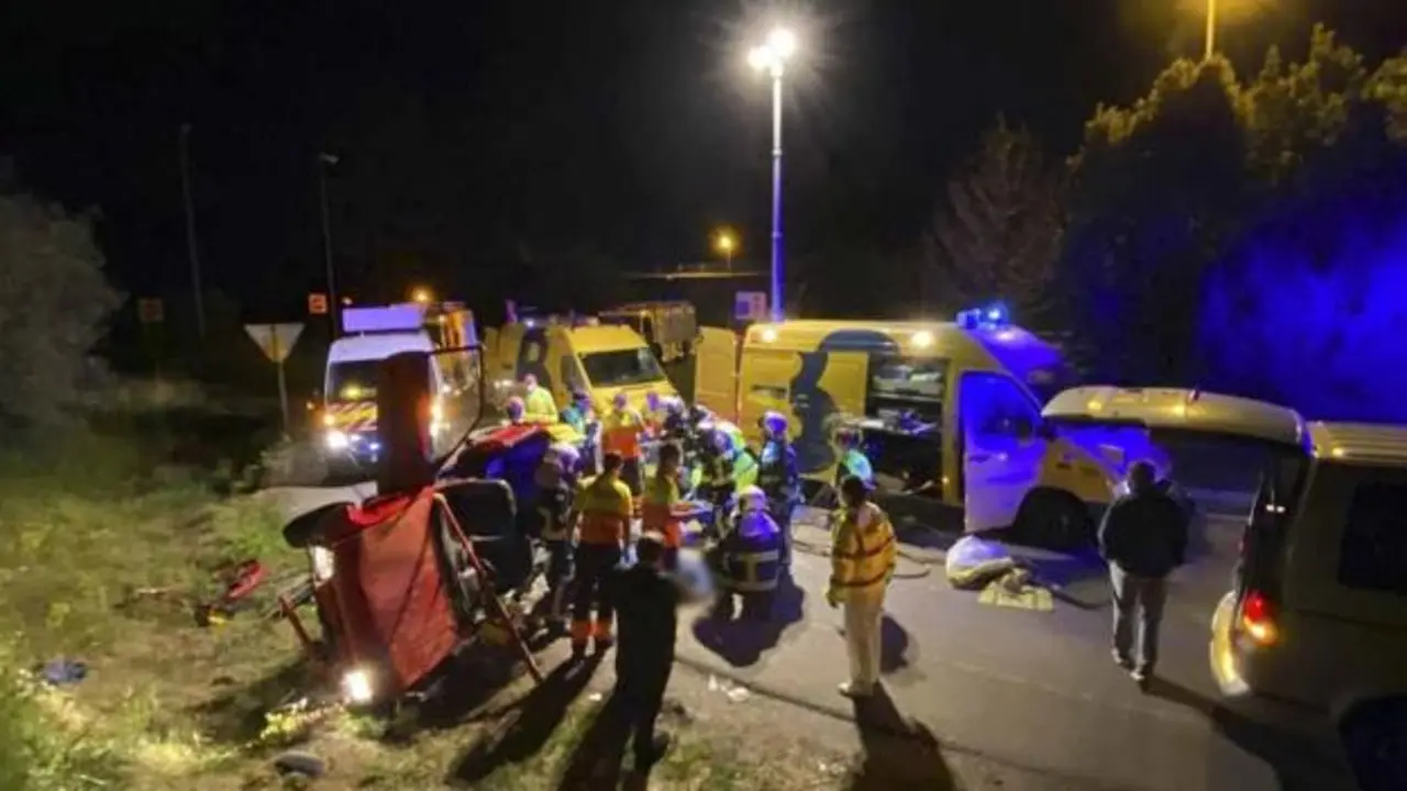 Efectivos de bomberos y personal sanitario intervienen tras el accidente de tr&aacute;fico en Colunga. / SEPA