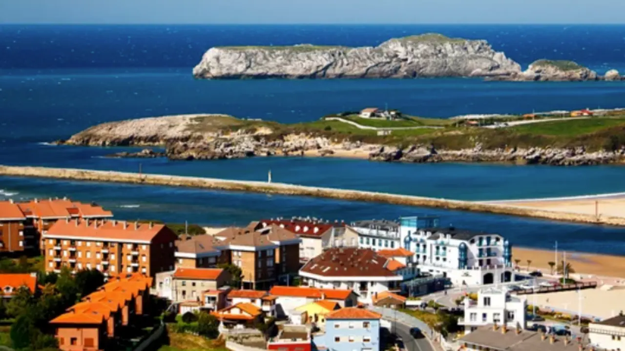 Vista a&eacute;rea de la localidad tur&iacute;stica de Suances.